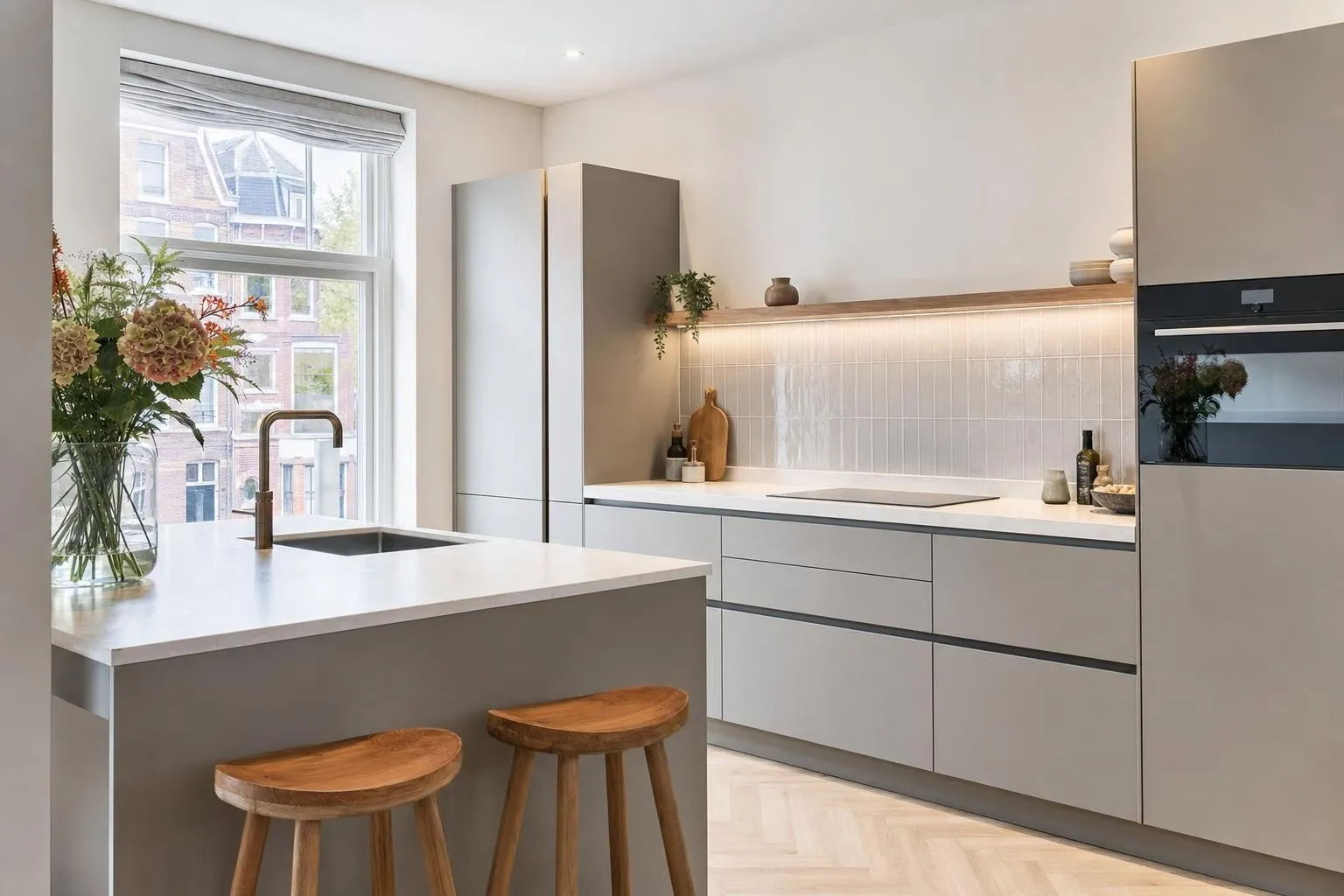 Gerenoveerde moderne keuken met matte kasten en stenen werkblad