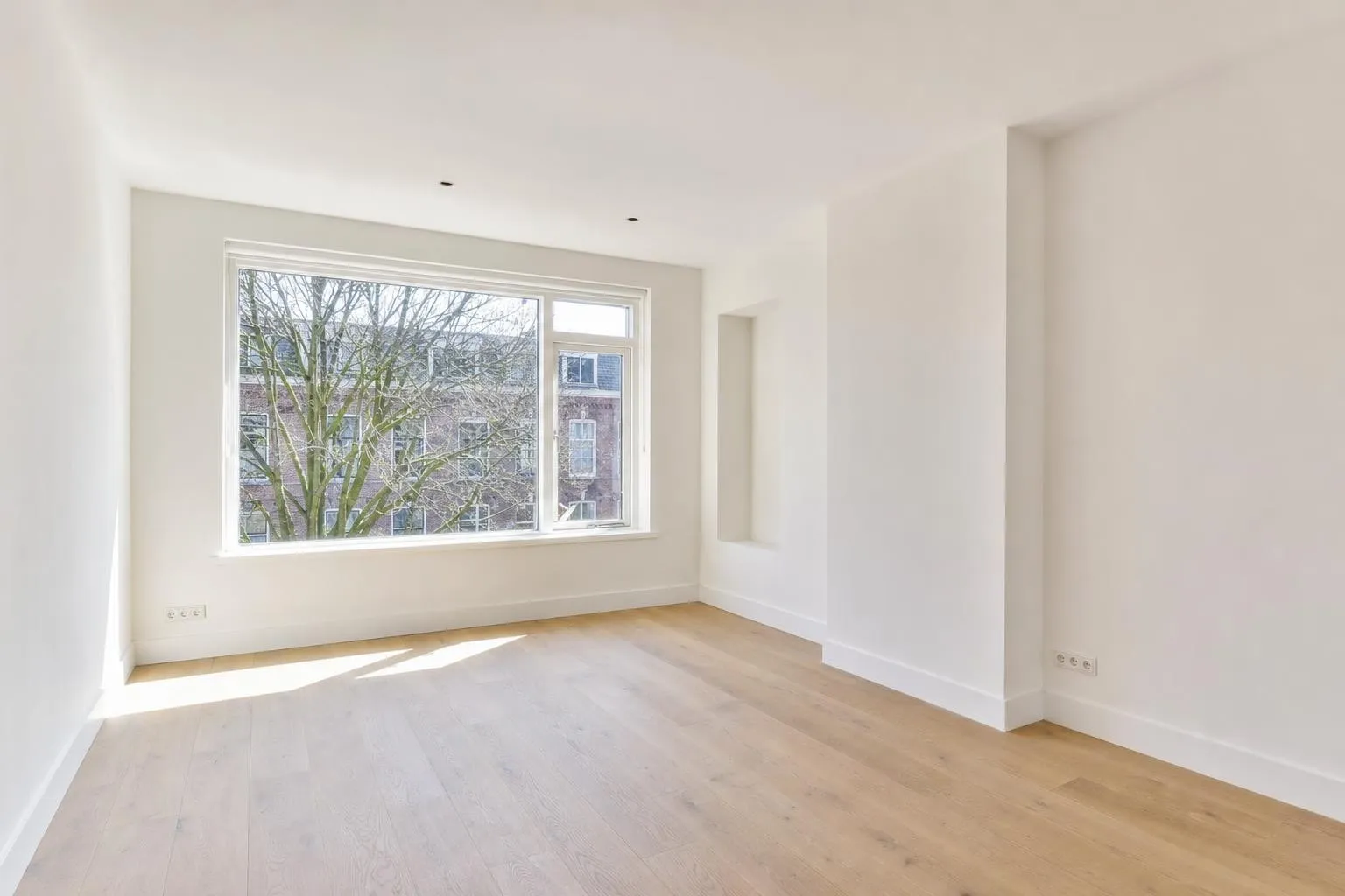 Vers gestucte en geschilderde lichte kamer met perfect gladde wanden